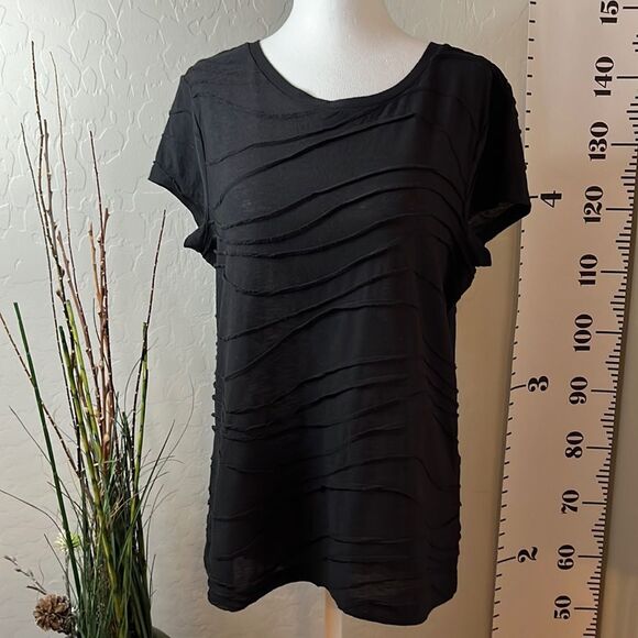 SIMPLY Vera Vera Wang short sleeve black T-shirt with wavy exposed seam design. - Picture 1 of 11